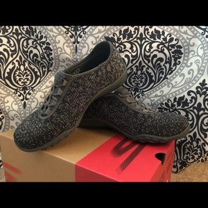 NWOT Sketchers Relaxed Fit with Memory Foam Sz 6